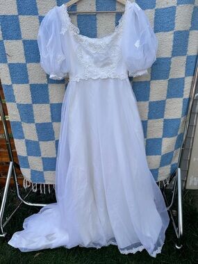 Vintage 1980sWhite Puff Sleeve Lace Bridal Gown